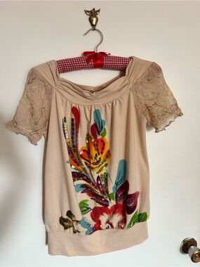 Y2K whimsical small/medium Cream Floral beaded and embroidered Short Sleeve Top